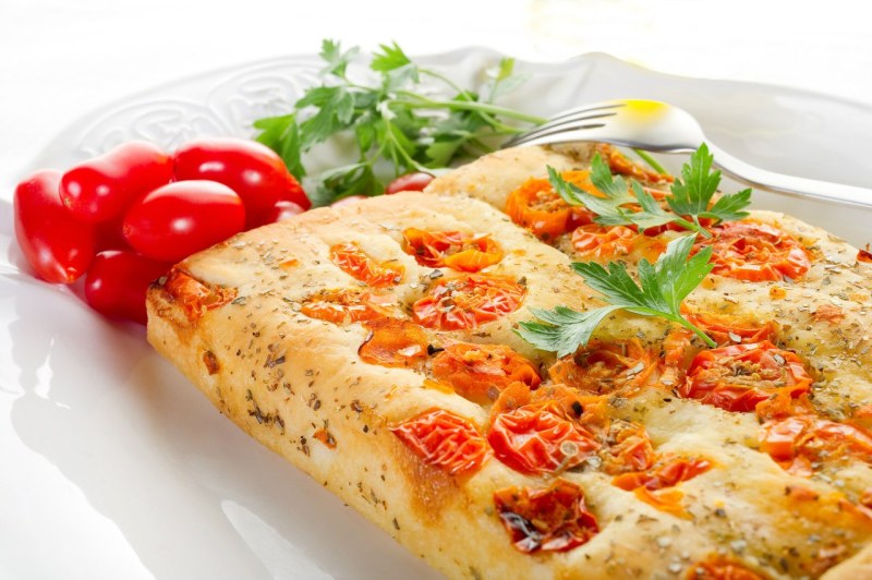 Фокачча с сыром и помидорами