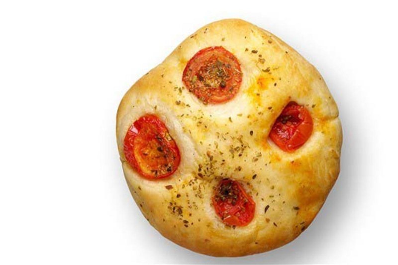 Фокачча с луком и помидорами