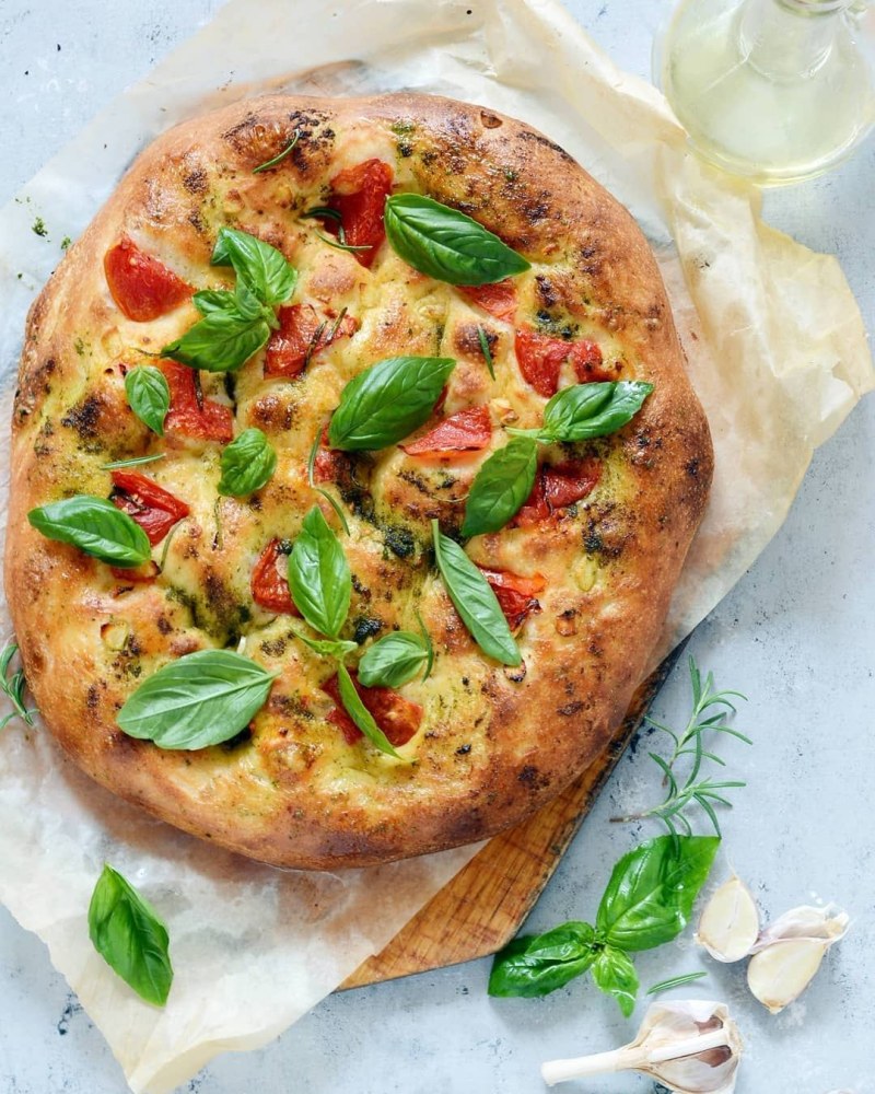 Фокачча с моцареллой помидорами и рукколой