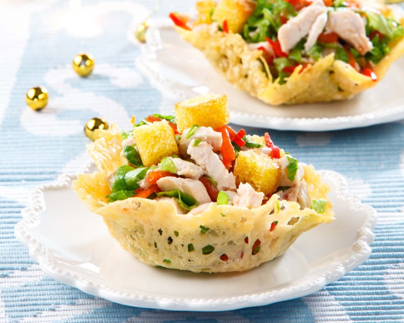 Салат Цезарь с копченой курицей