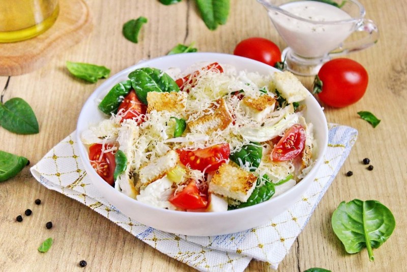 Салат Цезарь с курицей классический