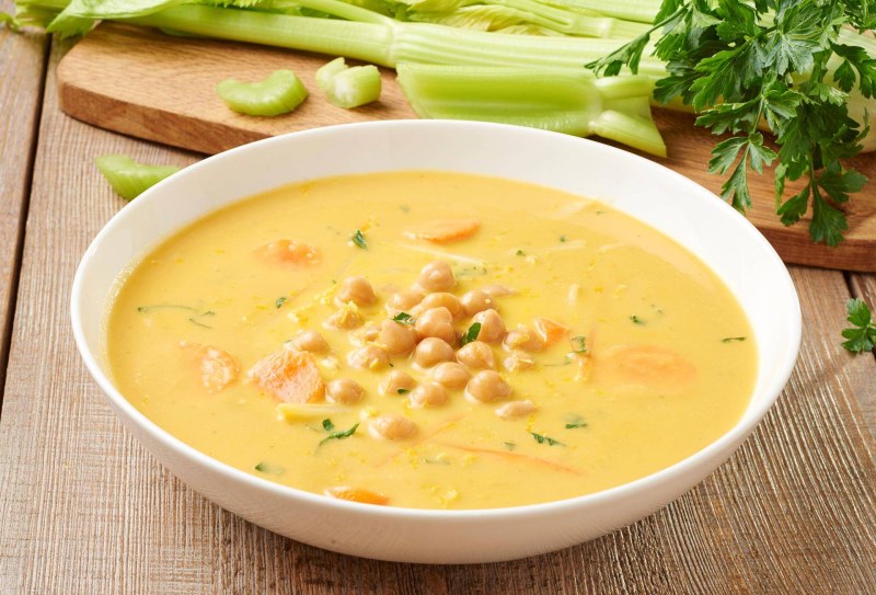 Сырный суп с копчеными колбасками