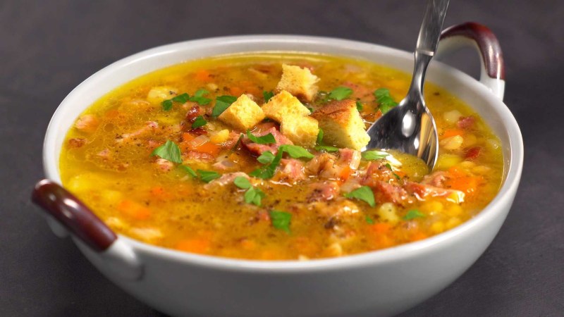Гороховый суп с сухариками