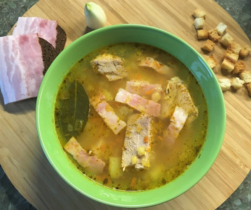 Гороховый суп с копченой колбасой