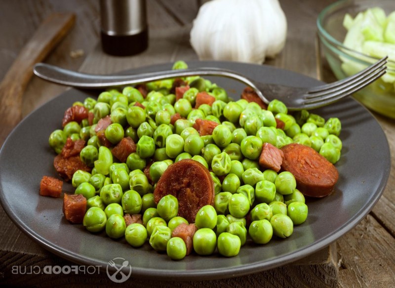 Картофельное пюре с сосисками и горошком