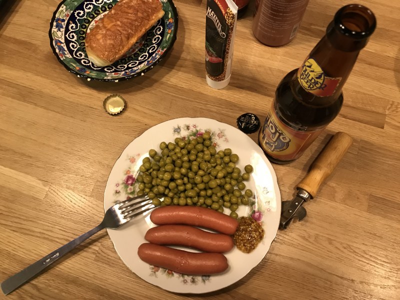 Сосиски с горошком
