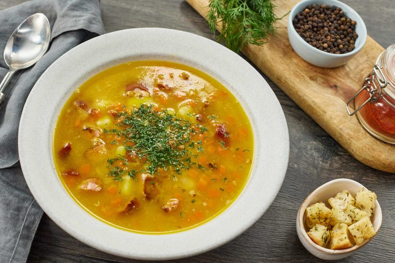 Гороховый суп с копчеными ребрышками