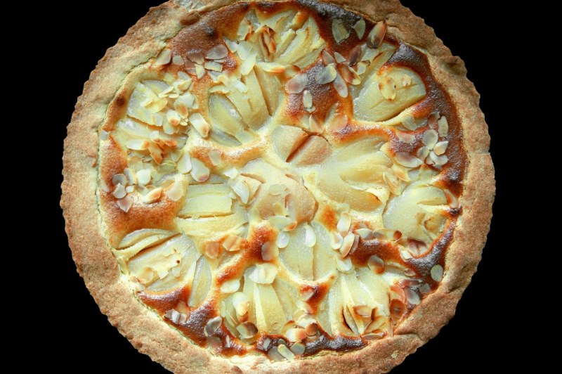 Пирог с грушей медом и орехами