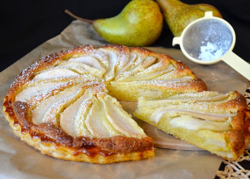 Пирог с грецкими орехами и изюмом