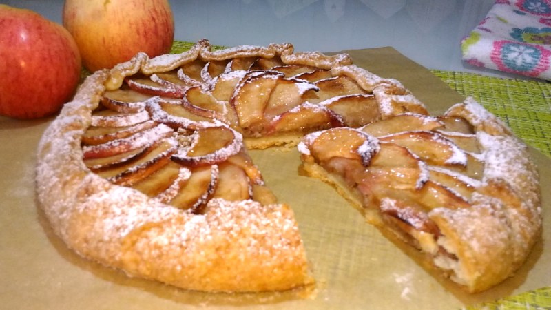 Пирог с яблоками и грецкими орехами