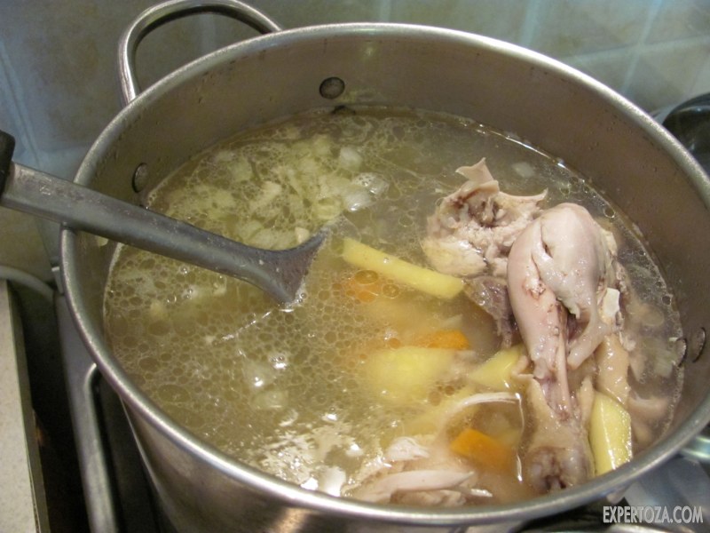 Суповая курица варится