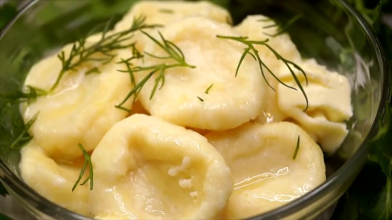 Галушки с шкварками и луком