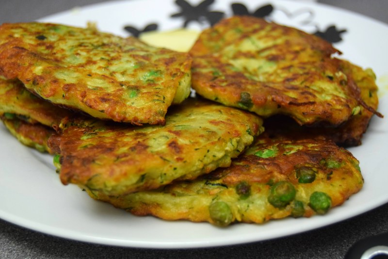 Оладьи с колбасой и сыром