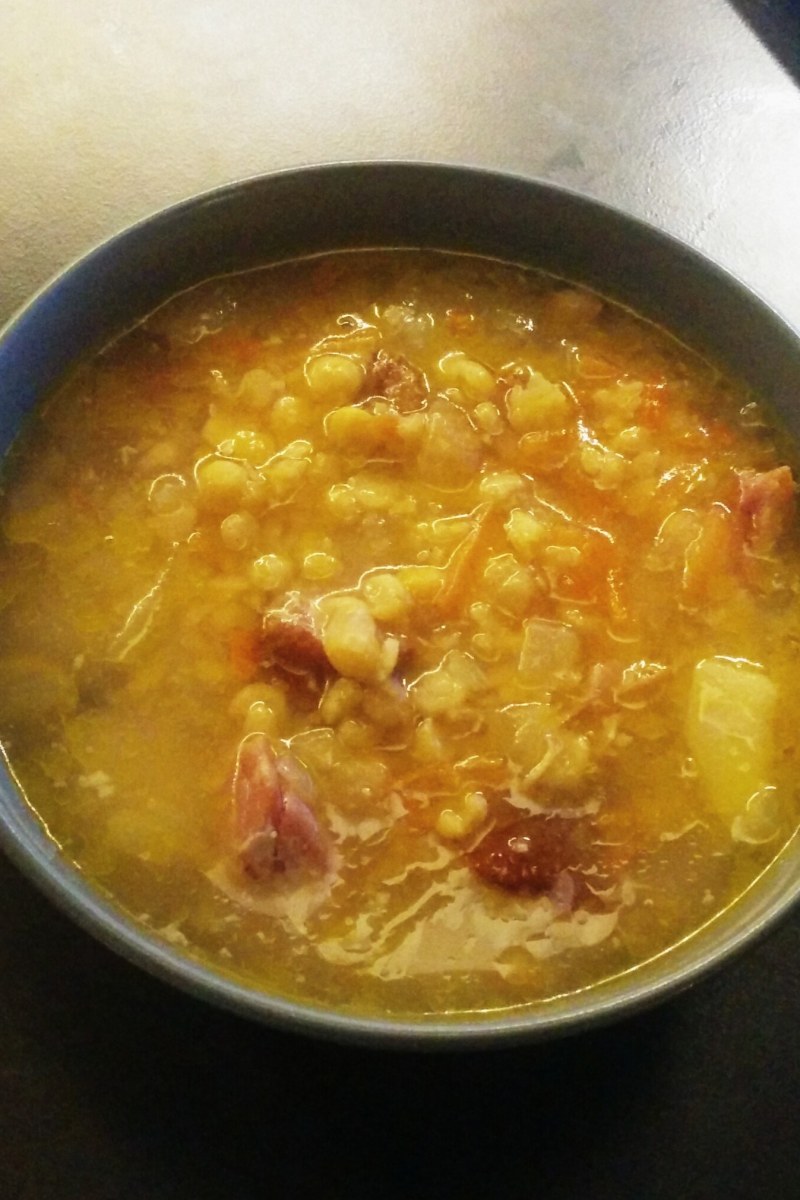 Суп с копченостями и горохом