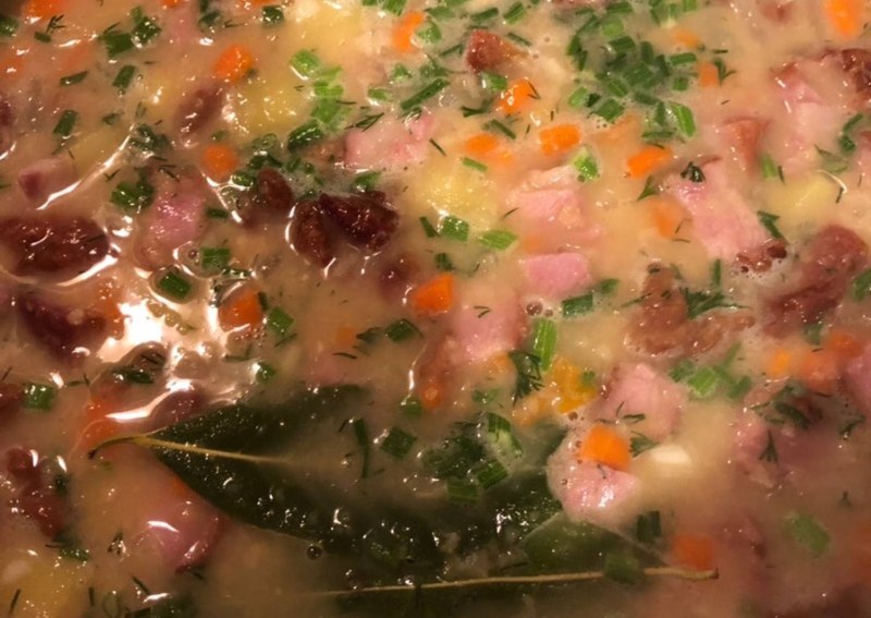 Гороховый суп с копчеными ребрышками