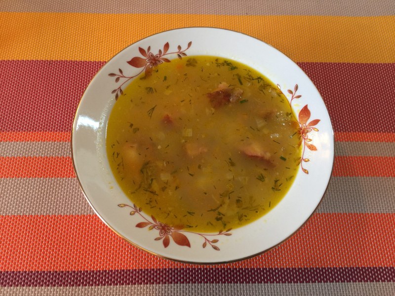 Гороховый суп с копчеными ребрышками