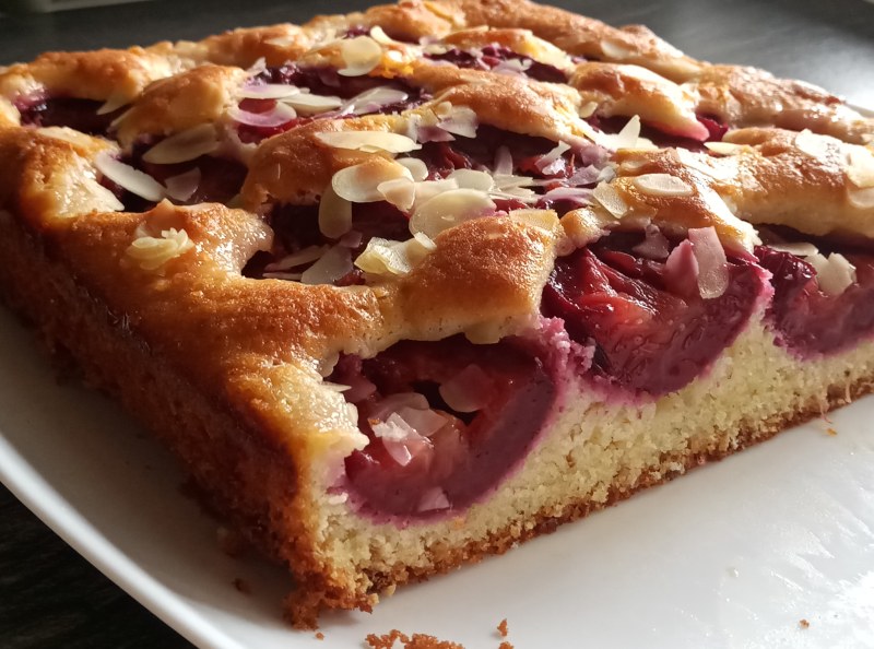 Пирог из сливы без косточек