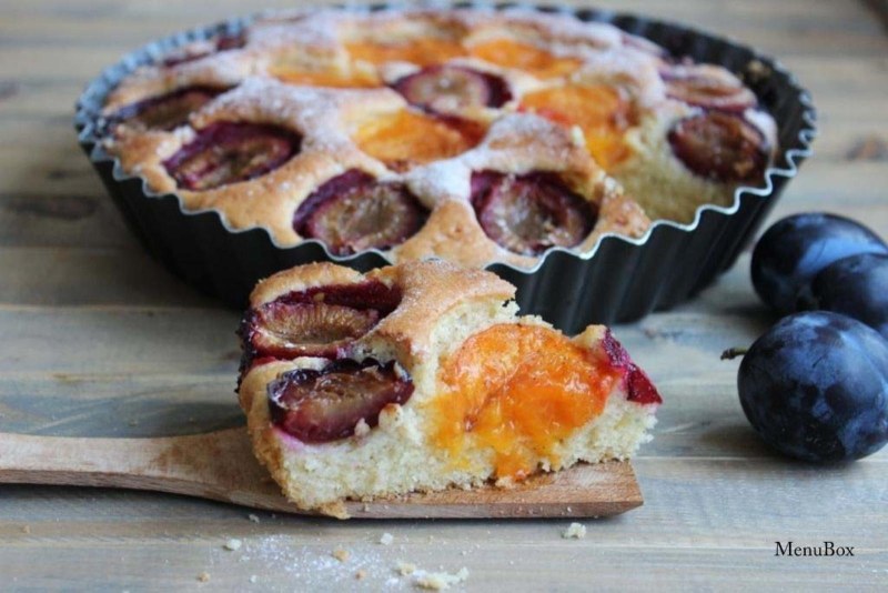 Пирог с замороженными сливами