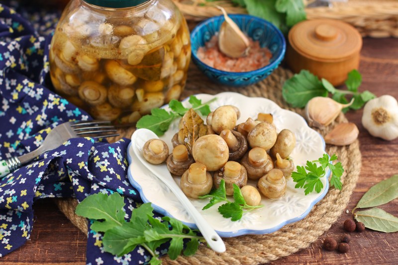Грибочки маринованные