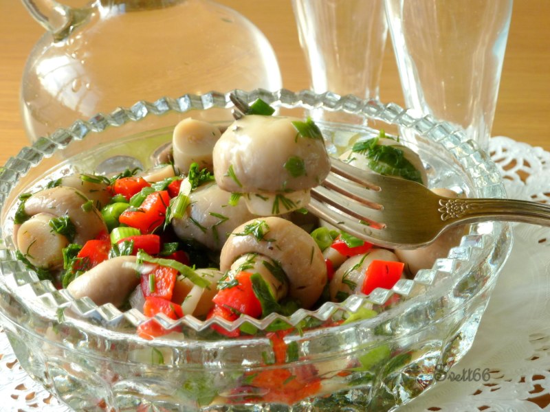 Закуска с маринованными шампиньонами