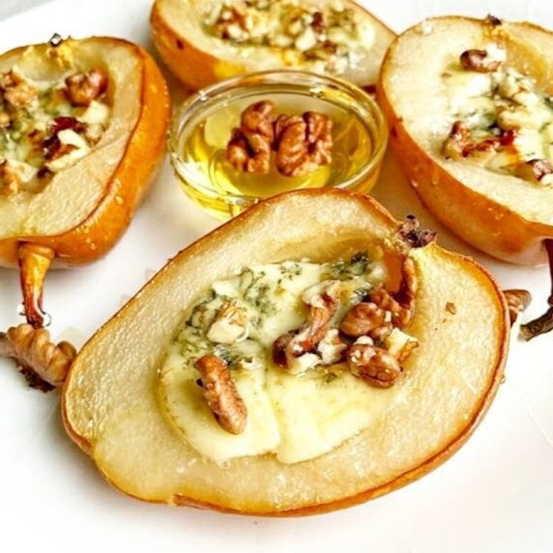 Запечённая груша с сыром и орехами