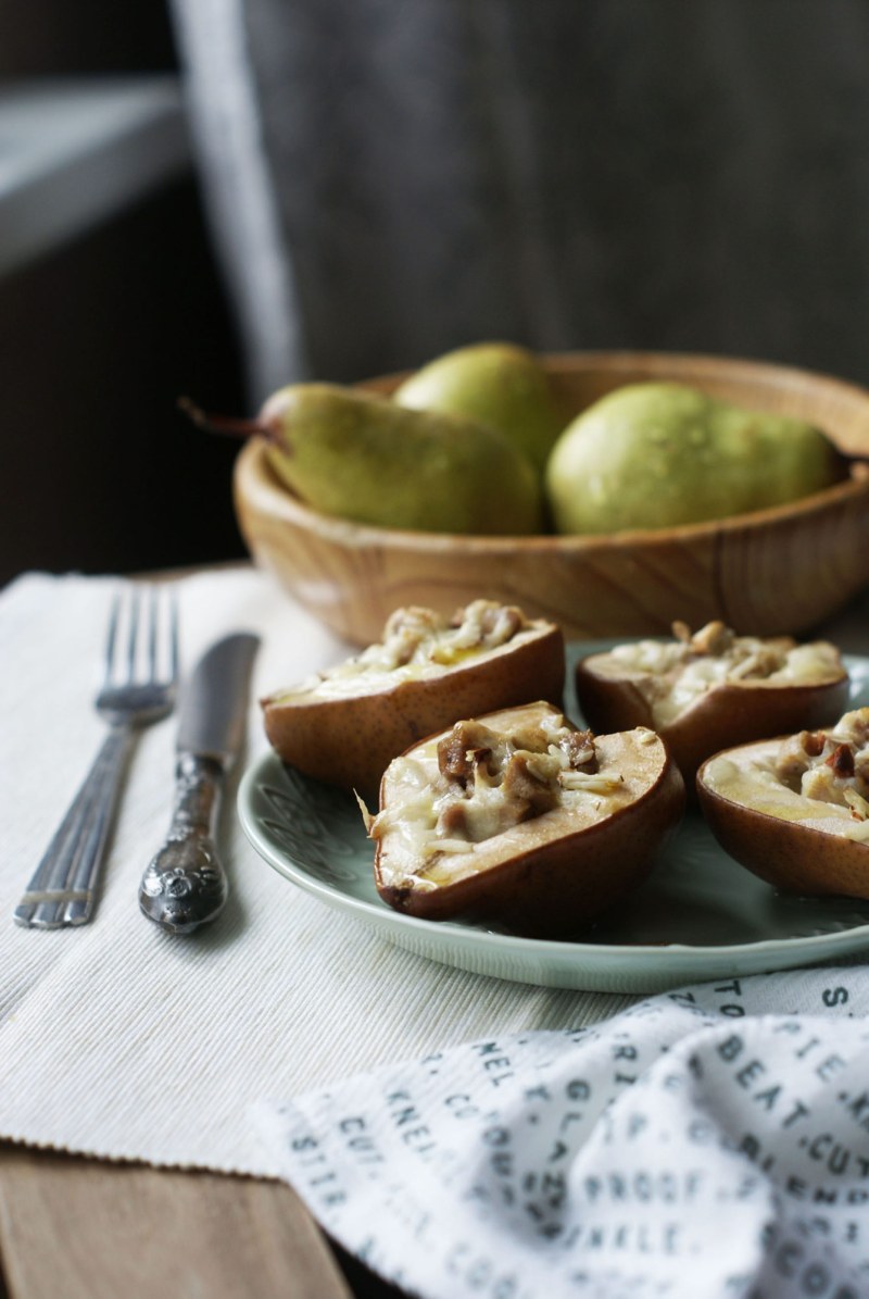 Запеченная груша с медом и орехами