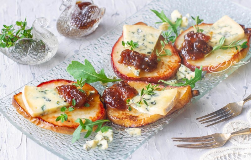 Запеченная груша с сыром