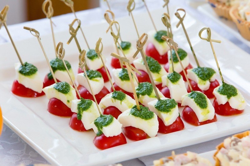 Канапе с беконом и корнишоном