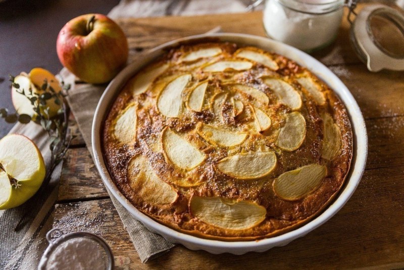 Шарлотка с творогом и яблоками