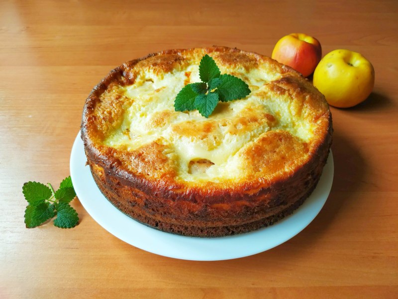 Шарлотка с ревенем