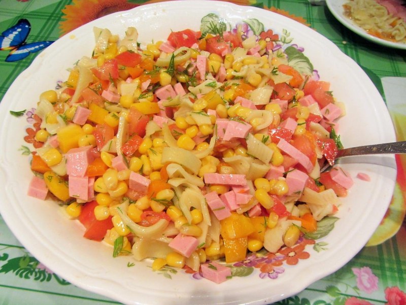 Итальянский салат с ветчиной, сыром и овощами