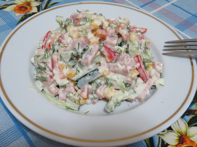 Салат нежный с ветчиной и помидорами
