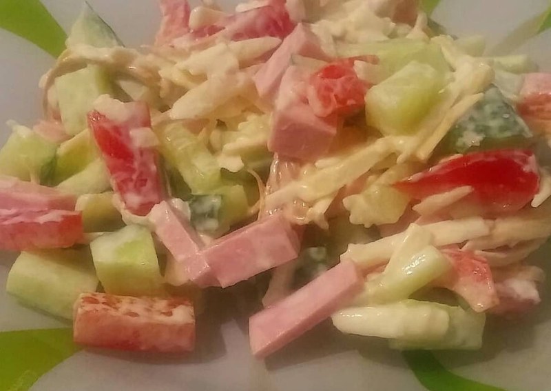 Сaлaт "София" с копчeным сыpом