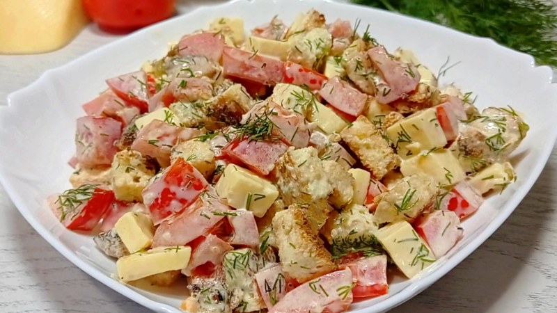 Салат с помидорами и сыром и сухариками
