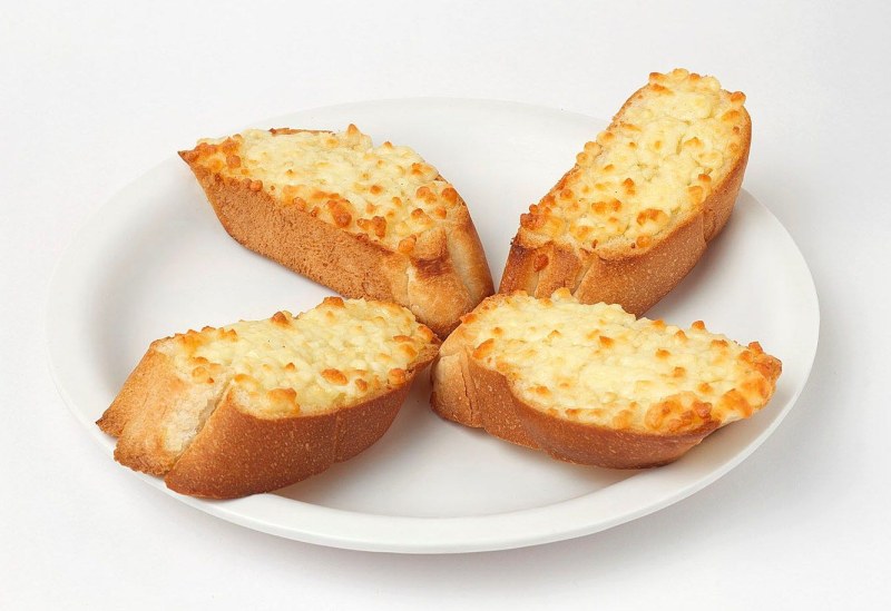 Горячие бутерброды на сковороде с колбасой и сыром