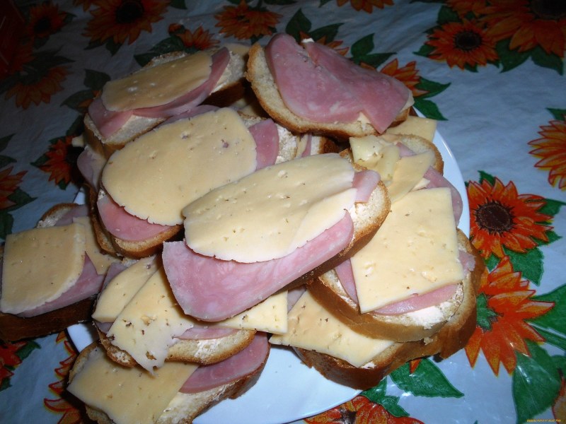Хлеб колбаса сыр