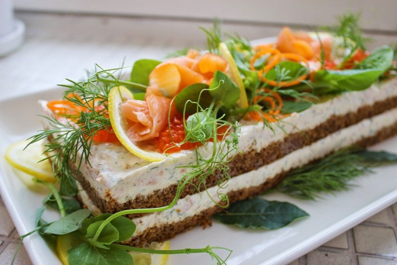 Закусочный торт Наполеон из готовых коржей с курицей