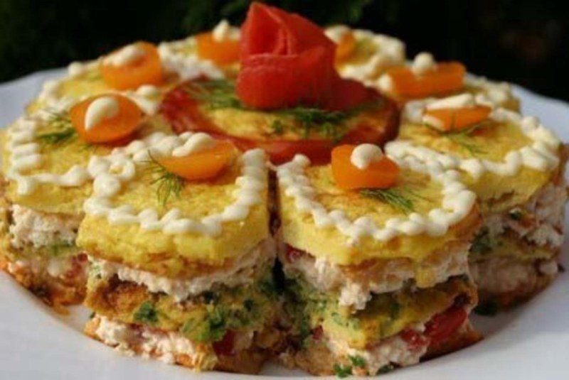 Закусочный Наполеон с рыбными консервами