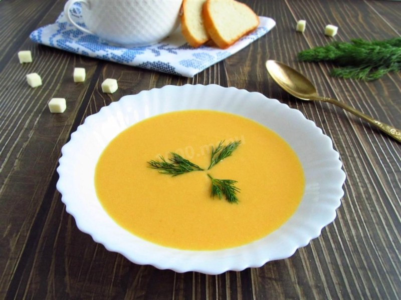 Сырный суп с гренками