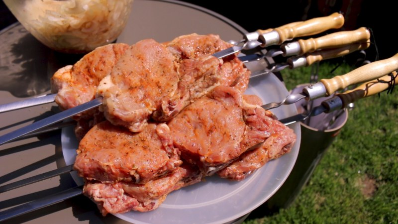 Шашлык из свиной корейки на кости по-армянски