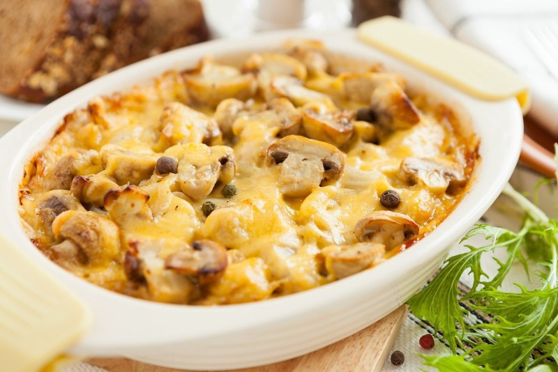 Запеканка из макарон с сосисками и сыром в духовке