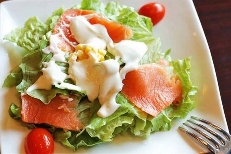 Салат суши слоями с красной рыбой и нори
