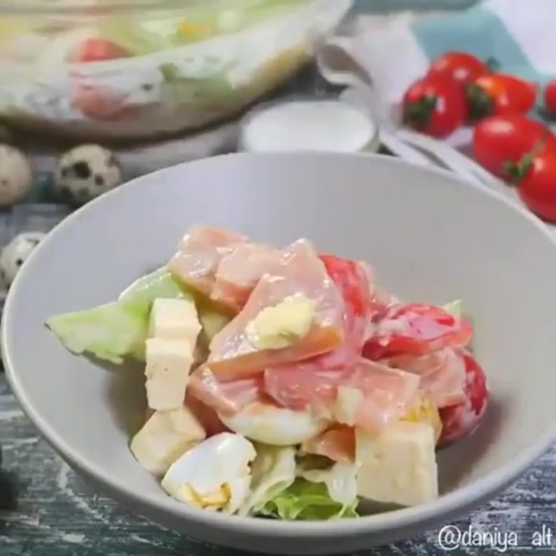 Салат с лососем и авокадо