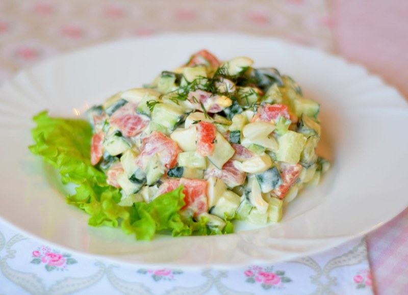 Салат с сёмгой и огурцом