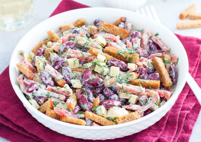 Салат из шпрот с сухариками и фасолью и плавленным сыром