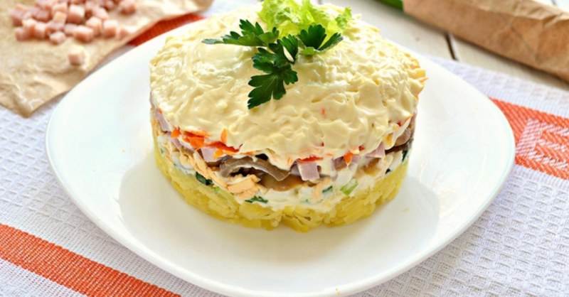 Салат из кириешки с колбасой и фасолью и сухариками