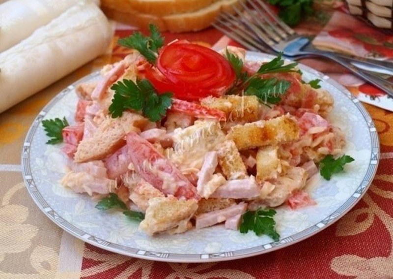 Салат с фасолью и ветчиной