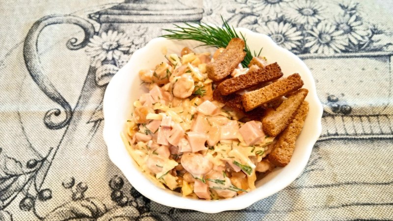 Салат с ветчиной и сыром