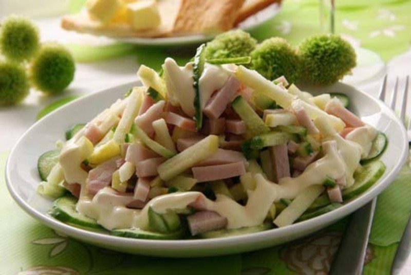 Салат с помидорами и ветчиной и сыром