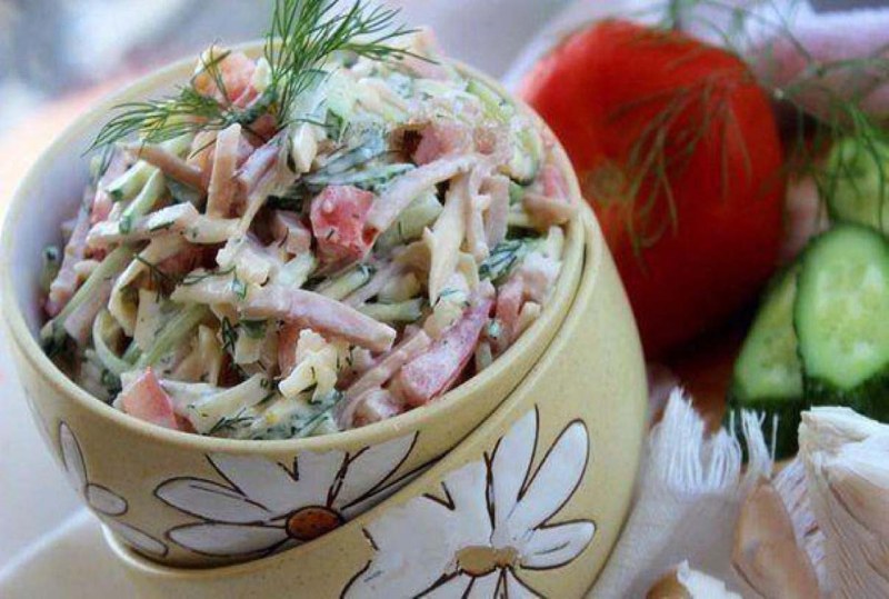Салат с яйцом и ветчиной